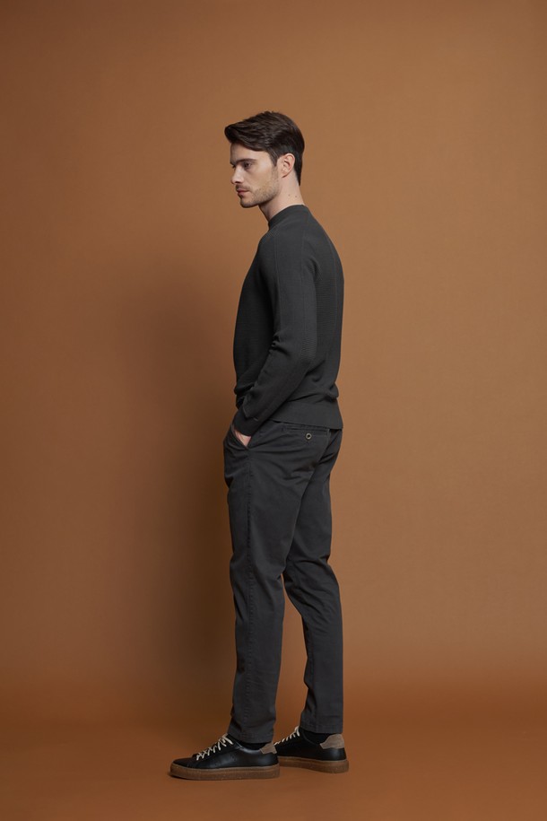 차콜과 네이비 두 가지 색상으로 만나볼 수 있는 스트라이프 밴딩 팬츠 M-QCPT17 입니다. 면과 스판 혼방 소재로 제작되어 부드러운 촉감과 편안한 착용감을 선사하며, 레귤러 슬림핏으로 깔끔한 핏을 연출합니다. 드로우스트링 허리 밴딩과 사이즈 조절 가능한 디자인으로 활동성을 높였으며, 캐주얼한 데일리룩, 동네 마실룩, 여행룩 등 다양한 TPO에 활용하기 좋습니다. 스트라이프 패턴과 포켓 디테일이 돋보이며, 간절기, 여름, 겨울 시즌에 두루 활용할 수 있어 실용적입니다.
