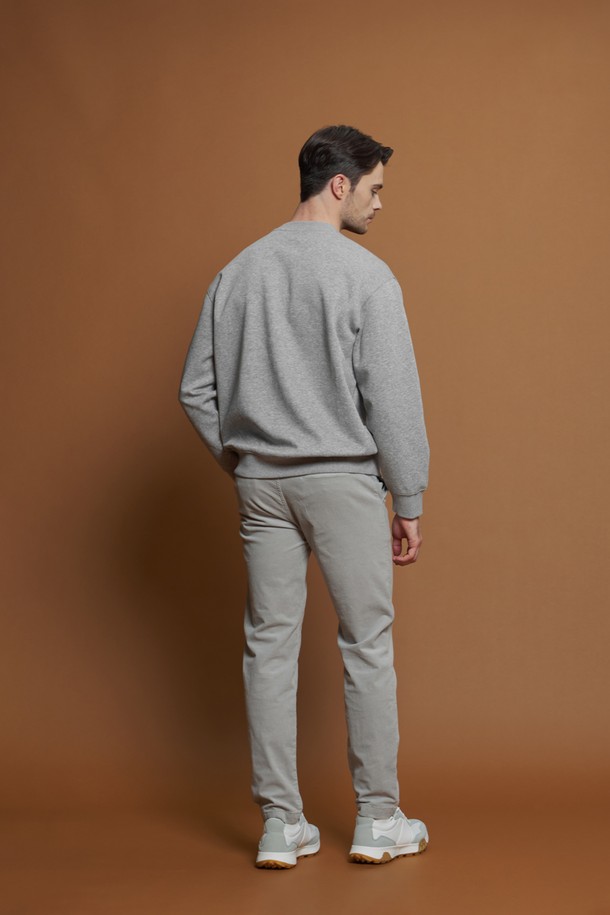 미니 로고 스웨트셔츠 M-QTEE54는 남성용 스웨트셔츠로, 간절기에 활용하기 좋은 데일리 및 캐주얼 스타일의 제품입니다. 부드러운 촉감의 면과 폴리에스터 혼방 소재로 제작되었으며, 레귤러핏과 라운드넥 디자인으로 편안한 착용감을 제공합니다. 가슴 부분의 로고 자수와 V 스티치 디테일로 포인트를 더했으며, 그레이 컬러에 긴 소매 기장으로 다양한 스타일 연출이 가능합니다. 데님 팬츠와 잘 어울리며, 아우터 안에 이너로 활용하여 미니멀하고 클래식한 분위기를 낼 수 있습니다. 집콕룩이나 산책룩으로 편안하게 착용하기 좋습니다.
