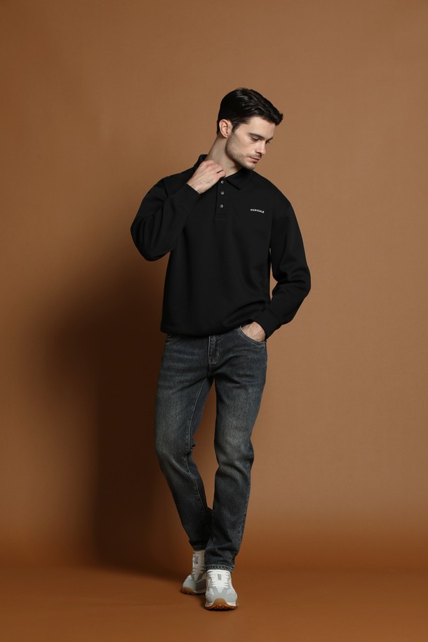 M-QTEE52 레귤러핏 캐주얼 폴로 티셔츠는 남성용 상의입니다. 봄, 가을에 착용하기 좋으며, 일상, 출근룩, 비즈니스 캐주얼에 적합합니다. 부드러운 면 소재에 무지 디자인으로, 레귤러핏과 긴 소매, 폴로넥이 특징입니다. 캐주얼, 클래식, 미니멀 스타일을 모두 아우르며, 버튼 디테일로 포인트를 더했습니다.
