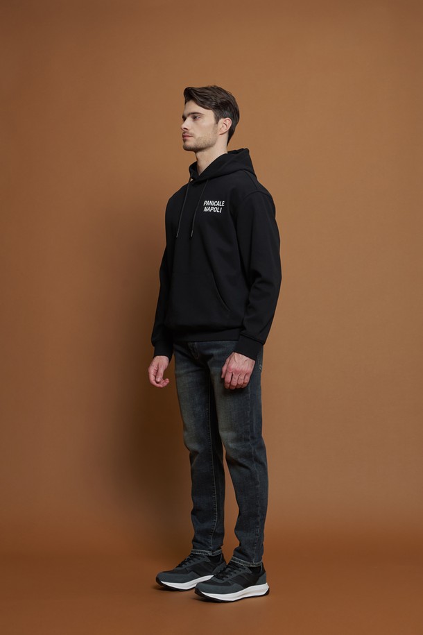 레귤러핏 로고 후드 티셔츠 M-QTEE51은 남성용 후드 티셔츠입니다. 부드러운 촉감의 면, 폴리에스터 혼방 소재로 제작되었으며, 간절기에 착용하기 좋습니다. 블랙 컬러에 가슴 로고 자수 디테일이 돋보이며, 캐주얼 및 베이직 스타일을 연출하기 용이합니다. 일상생활과 여행 시 편안하게 착용할 수 있으며, 후드 조임끈과 앞면 포켓으로 실용성을 더했습니다. 레귤러핏으로 편안한 착용감을 선사합니다.
