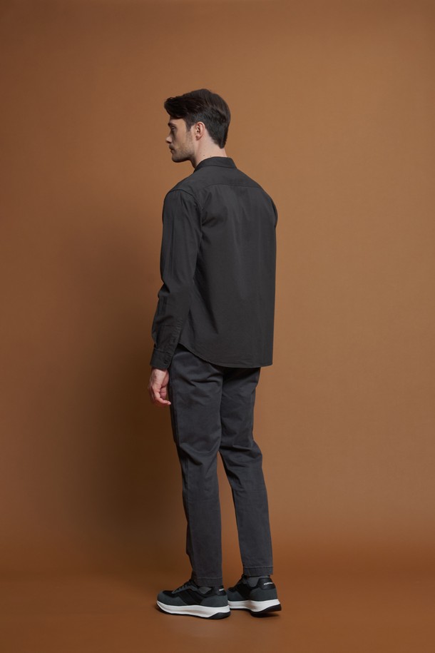 레귤러슬림핏 코튼 팬츠 M-QCPT50은 남성용 코튼 팬츠로, 차콜, 블랙, 그레이 베이지, 카키 등 4가지 다채로운 색상으로 출시되었습니다. 데일리룩은 물론 출근룩과 비즈니스 캐주얼에도 활용하기 좋은 베이직하고 캐주얼한 스타일의 긴 바지입니다. 면과 스판덱스 혼방 소재로 제작되어 부드러운 촉감과 신축성을 제공하며, 레귤러핏과 슬림핏을 함께 즐길 수 있습니다. 뒷면 로고 패치와 앞뒤 포켓 구성은 물론, 뒷주머니 봉제 제거가 가능하여 편안함과 실용성을 더했습니다.
