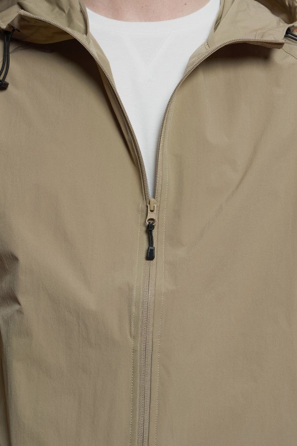 가볍고 편안한 착용감의 남성용 라이트 후드 윈드브레이커 M-QCJP63입니다. 베이지, 블랙, 그레이 3가지 색상으로 출시되어 일상 및 우천 시에도 활용도가 높습니다. 봄, 가을 간절기에 적합하며, 방수 기능성 원단과 후드 디자인으로 실용성을 더했습니다. 슬림핏과 레귤러핏으로 출시되어 취향에 맞게 선택 가능하며, 소매 로고 디테일과 후드 및 밑단 조임끈이 스포티하면서도 캐주얼한 스타일을 연출합니다. 가볍고 경량 소재로 제작되어 동네 마실룩, 여행룩, 산책룩 등 다양한 TPO에 매치하기 좋습니다.
