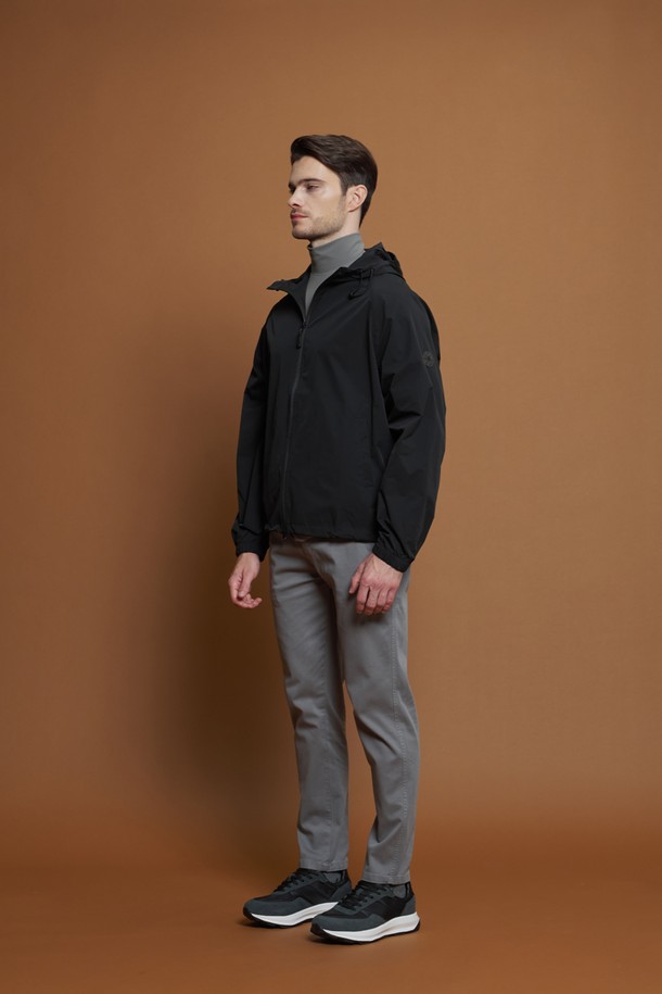 남성용 라이트 후드 윈드브레이커 M-QCJP63입니다. 베이지, 블랙, 그레이 3가지 색상으로 출시되었으며, 간절기에 활용하기 좋은 얇은 두께의 폴리에스터 소재로 제작되었습니다. 후드 디자인과 소매 로고 디테일, 후드와 밑단 조임 끈으로 실용성을 더했으며, 레귤러핏과 슬림핏으로 폭넓은 스타일 연출이 가능합니다. 캐주얼, 스포티, 미니멀한 스타일을 즐겨 입는 분들께 추천하며, 방수 기능을 갖춰 갑작스러운 날씨 변화에도 쾌적하게 착용할 수 있습니다.
