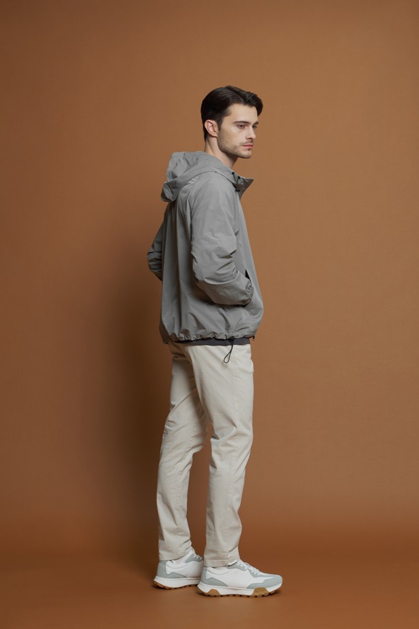 라이트 후드 윈드브레이커 M-QCJP63는 가볍고 부드러운 폴리에스터 소재의 윈드브레이커입니다. 간절기, 여름, 겨울까지 폭넓게 활용 가능하며, 캐주얼, 스포티, 미니멀한 스타일을 연출하기 좋습니다. 그레이 컬러의 무지 디자인으로 어떤 옷에도 쉽게 매치할 수 있으며, 레귤러핏과 슬림핏으로 다양한 핏을 제공합니다. 후드 디자인과 소매 로고 디테일, 후드 및 밑단 조임끈으로 포인트를 더했으며, 방수 기능과 경량성을 갖춰 여행룩, 산책룩, 겨울 데일리룩으로 활용하기 좋습니다. 얇은 두께감으로 가볍게 걸치기 좋고, 부드러운 촉감으로 편안하게 착용할 수 있습니다.
