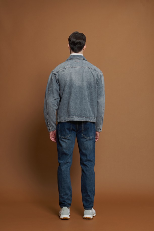 M-QCJP05 레귤러핏 워시드 데님 재킷은 캐주얼, 미니멀, 클래식 스타일을 추구하는 남성을 위한 아이템입니다. 부드러운 촉감의 면, 레이온, 스판 혼방 소재로 제작되었으며, 은은한 워싱 처리와 뒷면 자수 로고가 특징입니다. 간절기와 여름, 겨울까지 폭넓게 활용 가능하며, 데이트룩과 여행룩에 잘 어울립니다. 레귤러핏으로 편안하게 착용할 수 있으며, 사이드 포켓이 실용성을 더합니다. 집업 스타일로 간편하게 스타일 연출이 가능한 데님 재킷입니다.
