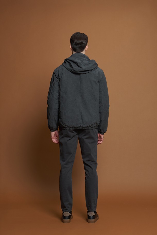 워시드 코튼 후드 점퍼 M-GCJP68는 남성용 후드 점퍼입니다. 부드러운 촉감의 면, 폴리에스테르 혼방 소재로 제작되었으며, 겨울과 간절기에 착용하기 좋습니다. 캐주얼하고 베이직한 스타일의 무지 디자인으로, 일상 및 산책, 집콕 시 편안하게 활용할 수 있습니다. 얇은 두께에 퀼팅 안감, 후드 일체형으로 보온성을 높였으며, 립 디테일로 포인트를 더했습니다. 레귤러핏의 집업 스타일로 간편하게 착용할 수 있습니다.
