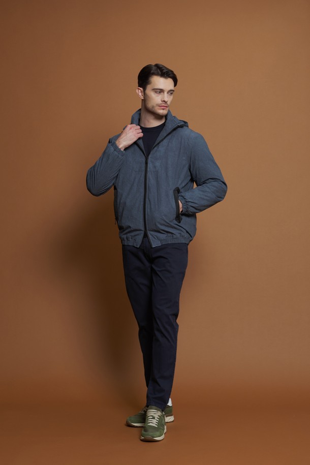 워시드 코튼 후드 점퍼 M-GCJP68은 부드러운 촉감의 면 소재로 제작되어 쾌적한 착용감을 선사합니다. 캐주얼하고 베이직한 스타일로, 봄, 가을, 겨울 간절기에 활용하기 좋으며, 일상, 산책, 여행 등 다양한 TPO에 매칭하기 좋습니다. 후드 일체형 디자인에 밑단과 소매단 밴딩 처리로 편안한 착용감을 제공하며, 가벼운 무게감과 뛰어난 내구성을 자랑합니다. 레귤러핏으로 제작되었으며, 지퍼 여밈 방식과 긴 소매 기장으로 실용성을 더했습니다. 무지 디자인의 블루 컬러 점퍼로 미니멀한 스타일을 연출해보세요.
