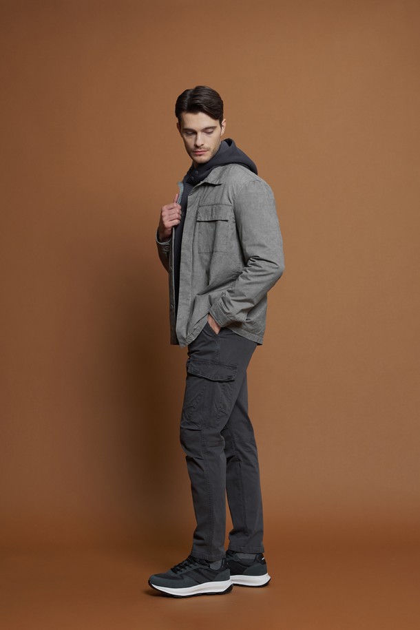 워시드 코튼 점퍼 M-GCJP67는 남성용 점퍼로, 부드러운 촉감의 면과 폴리에스터 혼방 소재로 제작되었습니다. 클래식 스타일에 무지 패턴의 그레이 컬러로, 간절기, 여름, 겨울까지 착용 가능합니다. 레귤러핏과 슬림핏 두 가지로 출시되어, 취향에 맞게 선택할 수 있으며, 단정한 카라와 가슴 플랩 포켓, 측면 포켓, 빈티지한 워싱 텍스처 등의 특징을 갖추었습니다. 출근룩, 비즈니스 캐주얼, 겨울 데일리룩 등 다양한 TPO에 맞춰 클래식, 미니멀, 워크웨어 스타일을 연출할 수 있습니다.
