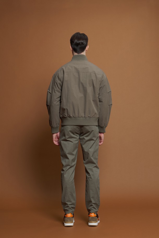 하이넥 보머 재킷 M-QCJP62는 간절기에 활용하기 좋은 캐주얼 스타일의 보머 재킷입니다. 부드러운 면과 폴리에스터 혼방 소재로 제작되어 편안한 착용감을 선사하며, 얇은 두께감으로 봄, 가을 시즌에 적합합니다. 카키 컬러에 레귤러핏으로 제작되었으며, 골지 마감, 하이넥 디자인, 뒷면 로고 자수 디테일이 특징입니다. 또한, 집업 여밈 방식과 사이드 포켓, 자석 여밈 포켓으로 실용성을 더했습니다. 일상에서 편안하게 착용할 수 있는 미니멀한 디자인의 아우터입니다.
