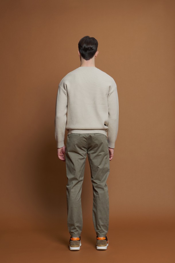 **울혼방 배색 포켓 니트 M-QNIT56**은 간절기에 활용하기 좋은 남성용 니트/스웨터입니다. 부드러운 촉감과 중간 두께감으로 편안하게 착용 가능하며, 데일리룩 또는 이너로 활용하기 좋습니다. 베이직하고 캐주얼한 스타일로, 동네 마실룩이나 카페룩에 잘 어울립니다. 레귤러핏에 레귤러 기장이며, 크루넥 디자인과 긴소매로 제작되었습니다. 무지 패턴에 배색 디테일과 포켓으로 포인트를 더한, 캐주얼하면서도 미니멀한 스타일의 니트입니다.
