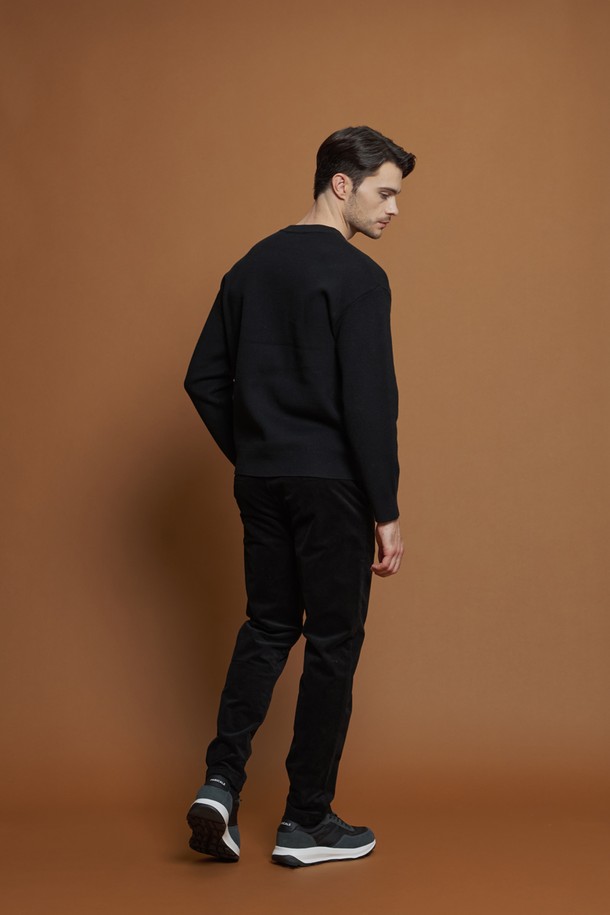 울 혼방 배색 포켓 니트 M-QNIT56은 간절기에 활용하기 좋은 남성용 니트입니다. 블랙과 베이지 두 가지 컬러로 출시되었으며, 데일리룩과 이너로 모두 활용하기 좋습니다. 레귤러 핏에 크루넥 디자인으로 제작되었으며, 부드러운 촉감과 탄탄한 내구성을 자랑합니다. 폴리에스터, 아크릴, 나일론, 리오셀, 울 혼방 소재로 제작되었으며, 포켓 배색 디테일과 골지 마감, 잔잔한 색점 디테일이 특징입니다. 캐주얼, 미니멀, 클래식 스타일을 선호하는 분들께 카페룩, 데이트룩으로 추천합니다.
