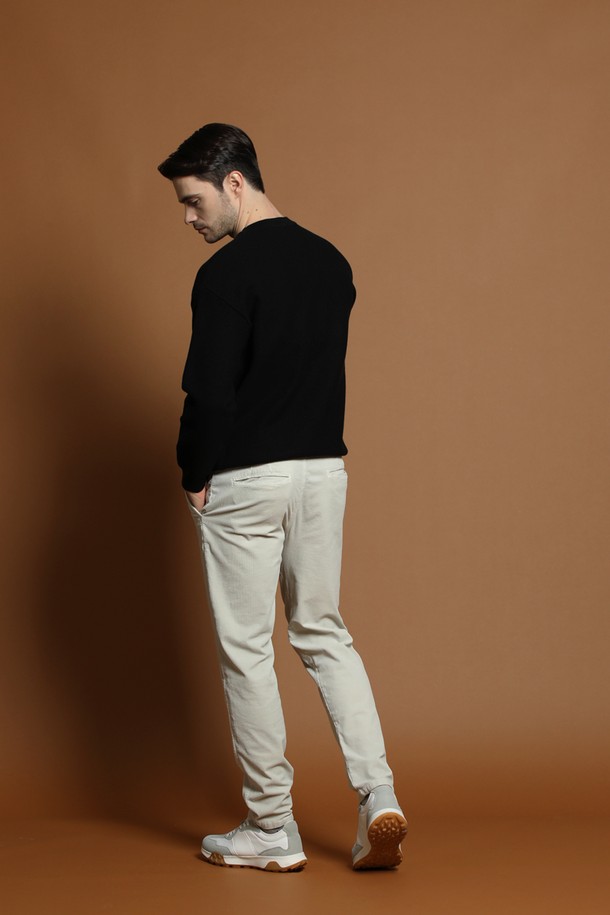 울 혼방 와플 라운드 니트 M-QNIT55는 가을, 겨울 시즌에 어울리는 남성용 니트입니다. 부드러운 촉감의 울 혼방 소재를 사용하여 제작되었으며, 베이직하고 미니멀한 디자인으로 다양한 스타일 연출이 가능합니다. 레귤러핏에 라운드넥, 긴 소매 기장으로 제작되었으며 두꺼운 두께감의 와플 패턴이 특징입니다. 출근룩이나 비즈니스 캐주얼, 클래식, 미니멀, 캐주얼 스타일 모두 소화 가능한 활용도 높은 아이템입니다.
