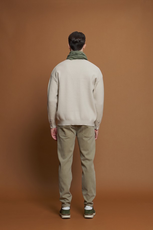 **포켓 니트 가디건 M-QNIT54**는 간절기에 착용하기 좋은 남성용 니트 가디건입니다. 베이지 컬러의 잔잔한 색점 패턴으로 디자인되어 캐주얼, 클래식, 미니멀한 스타일을 연출할 수 있습니다. 부드러운 촉감과 Y넥, 긴 소매 기장이 특징이며, 데이트룩에 적합합니다. 레귤러 핏에 버튼 여밈 방식과 포켓 디테일로 실용성을 더했습니다. 폴리에스터, 아크릴, 나일론, 리오셀, 울 등 다양한 소재를 혼방하여 제작되었습니다.
