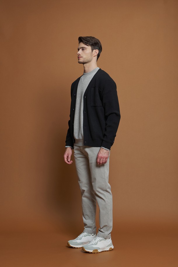 포켓 니트 가디건 M-QNIT54는 남성용 간절기 의류로, 베이지 색상의 레귤러핏 니트 가디건입니다. 부드러운 촉감과 중간 두께감으로 편안하게 착용할 수 있으며, 캐주얼, 미니멀, 클래식 스타일을 모두 아우르는 디자인입니다. 잔잔한 색점 패턴과 Y넥, 버튼 여밈 방식이 특징이며, 일상 및 데이트룩, 카페룩에 적합합니다. 폴리에스터, 아크릴, 나일론, 리오셀, 울 등 다양한 소재를 혼방하여 제작되었으며, 긴 소매와 포켓 디테일이 돋보입니다.
