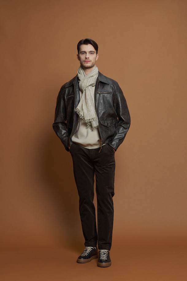 피유 레더 트러커 재킷 M-QPJP51은 캐주얼한 스타일을 추구하는 고객을 위한 간절기와 겨울철 필수 아이템입니다. 브라운 컬러의 무지 디자인으로 어떤 스타일에도 쉽게 매치할 수 있으며, 일상생활에서 편안하게 착용 가능합니다. 레귤러 핏의 긴 소매 재킷으로, 지퍼와 버튼으로 여밈 방식을 선택할 수 있습니다. 부드러운 촉감의 폴리에스터, 폴리우레탄, 인조가죽 혼방 소재에 기모 안감을 더해 보온성을 높였습니다. 가슴 지퍼 포켓, 플랩 포켓, 소매 버튼, 밑단 버클 디테일 등 다양한 특징이 돋보이며, 데이트룩과 겨울 데일리룩에 활용하기 좋습니다.
