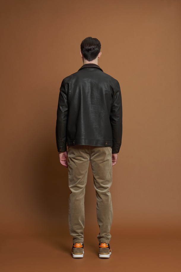 피유 레더 빈티지 점퍼 M-QPJP50은 남성용 아우터 점퍼입니다. 브라운 컬러의 무지 디자인으로, 봄, 가을에 착용하기 좋은 두꺼운 두께감의 제품입니다. 코듀로이 카라 디테일과 사이드 포켓, 플리스 안감으로 빈티지하면서도 캐주얼한 스타일을 연출합니다. 슬림핏으로 제작되었으며, 부드러운 촉감의 폴리에스테르와 폴리우레탄 혼방 소재를 사용하여 편안함을 제공합니다. 집업 스타일의 긴소매 점퍼로, 가을 나들이룩이나 겨울 데일리룩에 활용하기 좋습니다.
