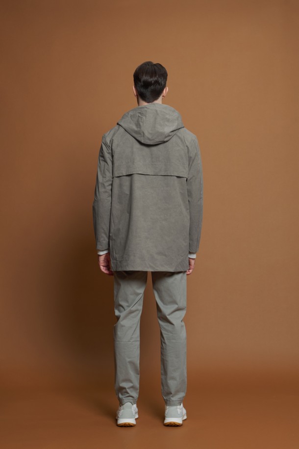 **절개라인 후드 점퍼 M-QCJP56**은 남성용 간절기 점퍼입니다. 캐주얼하고 세련된 스타일을 연출하며, 산책룩이나 가을 나들이룩에 적합합니다. 가볍고 부드러운 폴리에스터 소재로 제작되었으며, 얇은 두께감으로 편안한 착용감을 제공합니다. 사선 절개 패턴이 돋보이는 레귤러핏 후드 점퍼로, 지퍼 여밈 방식과 긴 소매 기장으로 디자인되었습니다. 미니멀하고 시티보이 스타일을 선호하는 분들께 추천합니다.
