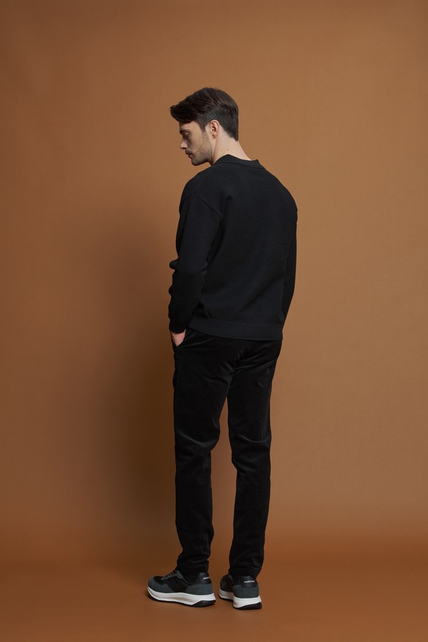 "울혼방 오픈 카라 니트 M-QNIT57"은 남성용 상의로, 간절기에 활용하기 좋은 캐주얼 스타일의 니트입니다. 블루 베이지 컬러의 와플 패턴으로 디자인되었으며, 부드러운 촉감이 특징입니다. 레귤러핏에 오픈 카라, 긴소매 기장으로 제작되었으며, 립 마감 처리와 카라 장식용 버튼 디테일이 돋보입니다. 데이트룩, 카페룩, 캐주얼, 클래식, 미니멀 스타일을 모두 아우르며, 데님 팬츠와 함께 코디하면 멋스러운 룩을 연출할 수 있습니다. 폴리에스테르, 아크릴, 나일론, 울 혼방 소재로 제작되어 편안함과 스타일을 동시에 잡았습니다.
