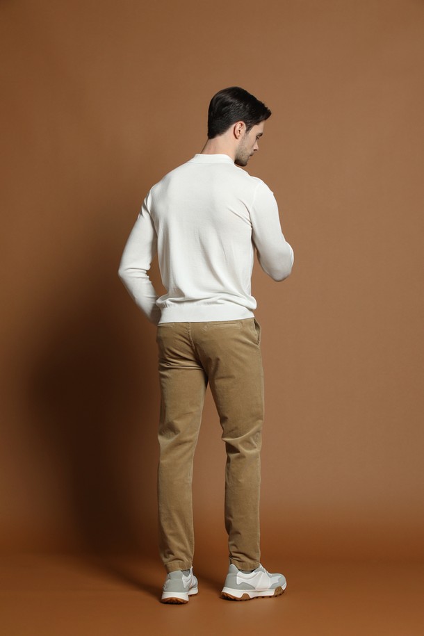 베이직한 디자인과 부드러운 촉감이 돋보이는 남성용 레귤러핏 세골 코듀로이 팬츠입니다. 가을과 겨울에 따뜻하게 입을 수 있도록 두꺼운 두께감의 코듀로이 소재로 제작되었습니다. 무지 디자인으로 어떤 상의와도 쉽게 매치하여 캐주얼, 클래식, 미니멀 스타일을 연출할 수 있습니다. 출근룩과 데이트룩에 모두 활용하기 좋은 실용적인 아이템입니다. 세골 코듀로이 원단으로 제작되어 고급스러운 느낌을 더했습니다.
