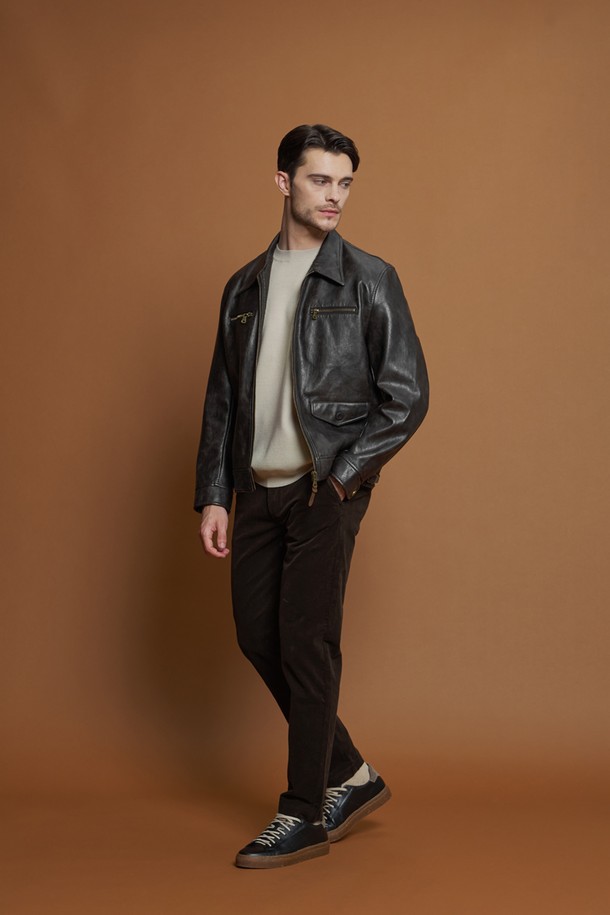 **레귤러핏 세골 코듀로이 팬츠 M-QCPT52**

가을, 겨울 시즌에 어울리는 남성용 레귤러핏 세골 코듀로이 팬츠입니다. 라이트그레이, 차콜, 브라운, 베이지 4가지 색상으로 출시되어 다양한 겨울 데일리룩을 연출할 수 있습니다. 면과 스판덱스 혼방 소재로 제작되어 부드러운 촉감과 편안한 착용감을 선사하며, 캐주얼, 클래식, 미니멀 스타일 모두 소화 가능합니다. 앞뒤 포켓 구성에 뒷주머니 봉제 제거가 가능하여 활용도를 높였습니다. 두꺼운 두께감으로 따뜻하게 착용할 수 있는 긴바지입니다.
