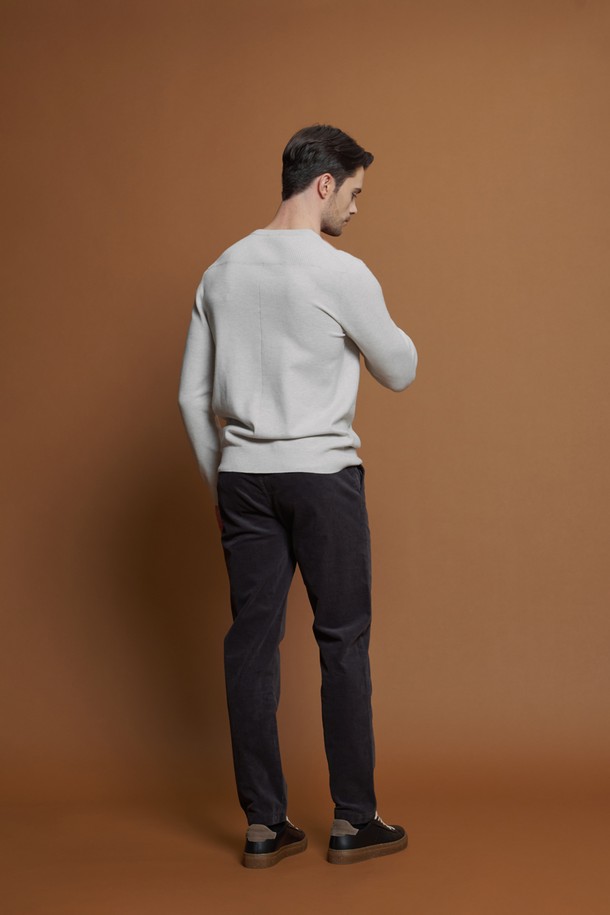 레귤러핏 세골 코듀로이 팬츠 M-QCPT52는 캐주얼 및 포멀 스타일을 모두 아우르는 남성용 코듀로이 팬츠입니다. 부드러운 촉감의 면과 스판덱스 혼방 소재로 제작되어 편안한 착용감을 제공합니다. 라이트그레이, 차콜, 브라운, 베이지 4가지 컬러로 출시되어 다양한 겨울 데일리룩에 활용하기 좋습니다. 레귤러핏에 긴 기장으로 제작되었으며, 앞뒤 포켓과 뒷주머니 봉제 제거 옵션을 갖추었습니다. 세골 코듀로이 패턴이 은은한 멋을 더하며, 간절기부터 겨울까지 착용하기 좋은 아이템입니다.
