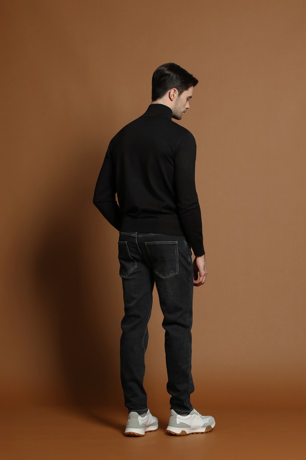 **소프트 반집업 니트 M-QNIT50**은 남성용 상의로, 가을과 겨울에 착용하기 좋은 두꺼운 두께감의 니트 소재 반집업 스타일입니다. 블랙 컬러의 무지 디자인과 레귤러핏, 긴소매 기장으로 베이직하고 미니멀한 스타일을 연출합니다. 부드러운 촉감의 니트는 편안한 착용감을 선사하며, 반집업 디테일이 특징입니다. 일상복으로 활용하기 좋으며, 미니멀, 클래식한 스타일을 선호하는 남성에게 적합합니다.
