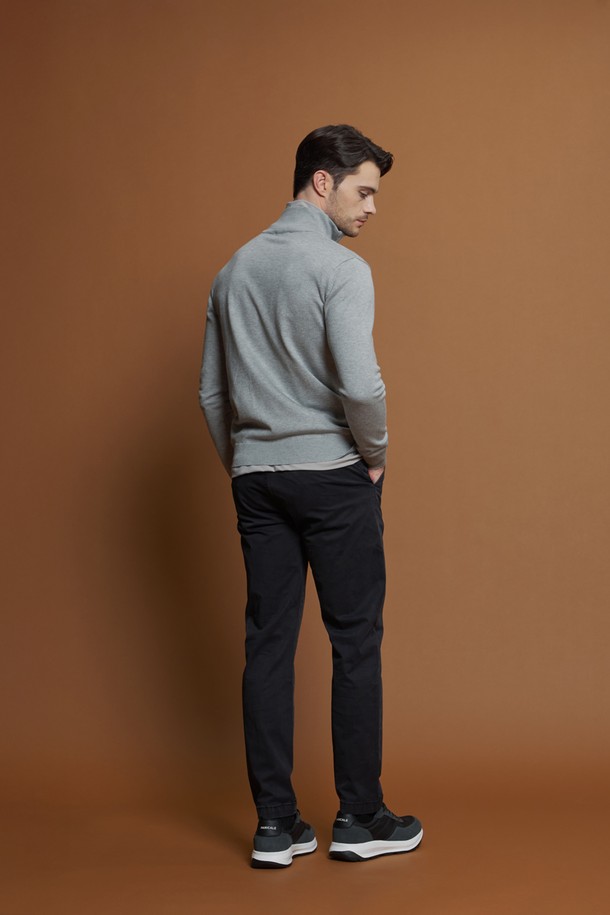 소프트 반집업 니트 M-QNIT50은 남성용 상의로, 데일리, 이너, 출근룩, 겨울 데일리룩에 활용하기 좋습니다. 부드러운 비스코스와 폴리에스터 혼방 소재로 제작되어 편안한 착용감을 선사하며, 골지 패턴과 슬림핏으로 안정적인 실루엣을 연출합니다. 블랙, 다크그레이, 라이트그레이, 네이비, 화이트 5가지 색상으로 출시되어 다양한 스타일링에 활용 가능하며, 긴 소매 기장과 반집업 네크라인 디자인이 특징입니다. 신축성이 뛰어나 활동성을 보장하며, 데님 팬츠와 매치하여 캐주얼한 데일리룩, 아우터 안에 이너로 활용하여 미니멀하고 클래식한 스타일을 연출할 수 있습니다.
