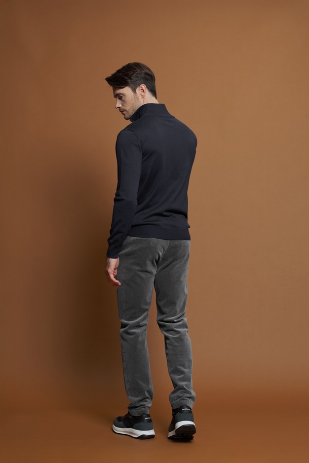 소프트 반집업 니트 M-QNIT50은 부드러운 촉감의 비스코스, 폴리에스터 혼방 소재로 제작된 남성용 상의입니다. 캐주얼 및 베이직 스타일로, 데일리 및 이너웨어로 활용하기 좋습니다. 슬림핏에 긴소매, 반집업 네크라인, 골지 패턴으로 디자인되어 안정적인 실루엣을 연출합니다. 신축성이 뛰어나 편안한 착용감을 제공하며, 출근룩, 모임룩 등 다양한 TPO에 활용할 수 있습니다. 블랙, 다크그레이, 라이트그레이, 네이비, 화이트 5가지 다채로운 컬러 옵션으로 만나보세요.
