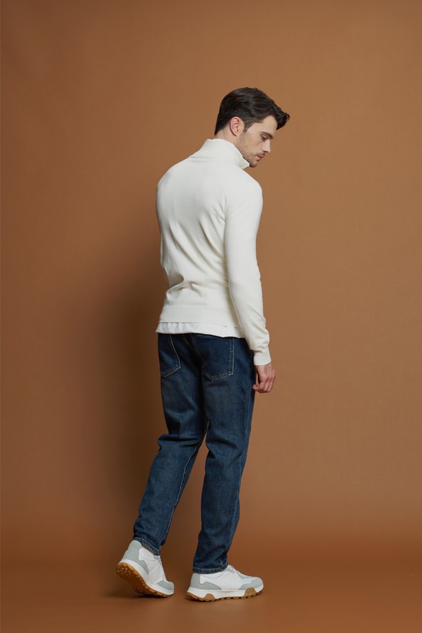 **소프트 반집업 니트 M-QNIT50**은 부드러운 촉감의 비스코스와 폴리에스터 혼방 소재로 제작되어 편안한 착용감을 선사합니다. 슬림핏으로 디자인되어 캐주얼하면서도 베이직한 스타일을 연출하며, 골지 패턴으로 안정적인 실루엣을 완성합니다. 반집업 네크라인과 긴 소매 기장으로 다양한 계절에 활용 가능하며, 신축성이 좋아 활동성을 높였습니다. 출근룩, 겨울 데일리룩 등 미니멀하고 클래식한 스타일을 연출하고 싶을 때 적합합니다.
블랙, 다크그레이, 라이트그레이, 네이비, 화이트 등 5가지 색상으로 출시되어 폭넓은 선택이 가능합니다.
