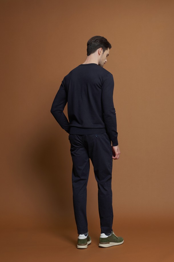 **비스코스 혼방 라운드 니트 M-QNIT51**은 부드러운 촉감의 비스코스 혼방 소재로 제작되어 봄, 가을, 겨울철에 착용하기 좋은 남성용 니트입니다. 슬림핏으로 제작되어 단정하고 세련된 실루엣을 연출하며, 라운드넥과 긴 소매 디자인이 특징입니다. 데일리룩은 물론, 출근룩과 비즈니스 캐주얼에도 잘 어울리는 활용도 높은 아이템입니다. 베이직하고 캐주얼한 스타일을 선호하는 분들께 추천하며, 다양한 컬러(블랙, 다크그레이, 라이트그레이, 네이비, 화이트)로 만나보실 수 있습니다. 골지 패턴과 신축성 좋은 소재로 편안한 착용감을 선사합니다.
