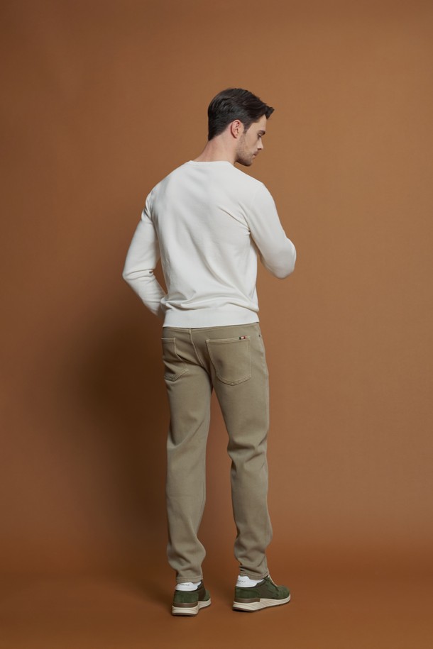 비스코스 혼방 라운드 니트 M-QNIT51은 남성용 니트/스웨터로, 데일리 및 캐주얼 스타일을 위한 필수 아이템입니다. 부드러운 촉감의 비스코스와 폴리에스터 혼방 소재로 제작되어 여름, 간절기, 겨울까지 활용 가능하며, 슬림핏에 라운드넥 디자인으로 안정적인 실루엣을 연출합니다. 블랙, 다크그레이, 라이트그레이, 네이비, 화이트 등 기본 컬러로 출시되어 출근룩을 포함한 다양한 스타일에 매치하기 좋습니다. 골지 패턴과 긴소매 디자인으로, 간절기에는 단독으로, 겨울에는 이너웨어로 활용하여 스타일리시함을 더할 수 있습니다. 신축성이 좋아 편안한 착용감을 선사합니다.
