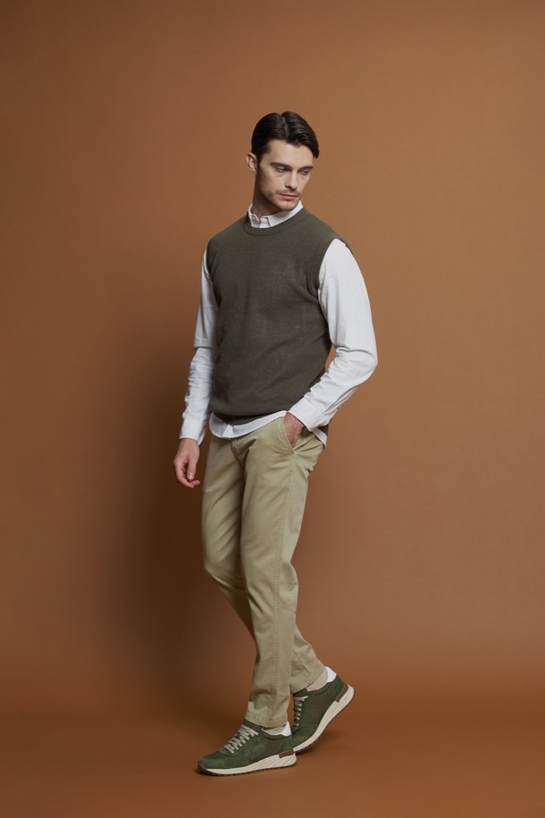 면 혼방 와플 니트 베스트 M-QNIT60은 카키와 그레이 두 가지 색상으로 출시된 간절기용 베스트입니다. 부드러운 촉감의 면과 폴리에스터 혼방 소재로 제작되었으며, 캐주얼하고 베이직한 스타일을 연출합니다. 슬림핏 크루넥 디자인에 민소매 형태로, 와플 패턴이 돋보이는 제품입니다. 골지 마감 처리와 레이어드 스타일링이 용이하여 다양한 TPO(동네 마실룩, 카페룩)에 활용할 수 있습니다.
