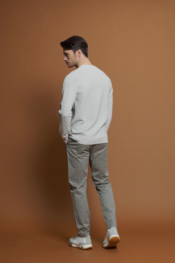 **골지 크루넥 니트 M-QNIT59**는 부드러운 촉감의 비스코스, 폴리에스터, 나일론 혼방 소재로 제작된 남성용 긴소매 니트입니다. 간절기와 겨울에 착용하기 좋으며, 슬림핏의 레귤러 기장으로 제작되었습니다. 데일리룩, 출근룩, 비즈니스 캐주얼 등 다양한 TPO에 활용할 수 있으며, 베이직, 캐주얼, 미니멀 스타일을 연출하기에 적합합니다. 가로 골지 패턴과 소매 라인의 세로 골지 디테일이 돋보이며, 크루넥 디자인으로 단정하고 세련된 느낌을 줍니다. 두께감이 있어 겨울철 이너로 활용하기 좋습니다.
