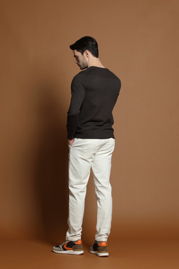 남성용 비스코스 블렌드 라운드 니트 M-QNIT58입니다. 부드러운 촉감의 비스코스 블렌드 소재로 제작되어 봄, 가을 시즌에 착용하기 좋습니다. 베이직하고 미니멀한 스타일로 출근룩, 비즈니스 캐주얼에 활용하기 좋으며, 레귤러핏과 긴 소매 기장으로 편안한 착용감을 선사합니다. 라운드넥 디자인에 무지 패턴의 블랙 컬러로 어떤 하의와도 쉽게 매치할 수 있습니다. 얇은 두께감으로 간절기 레이어드 연출에도 용이합니다.
