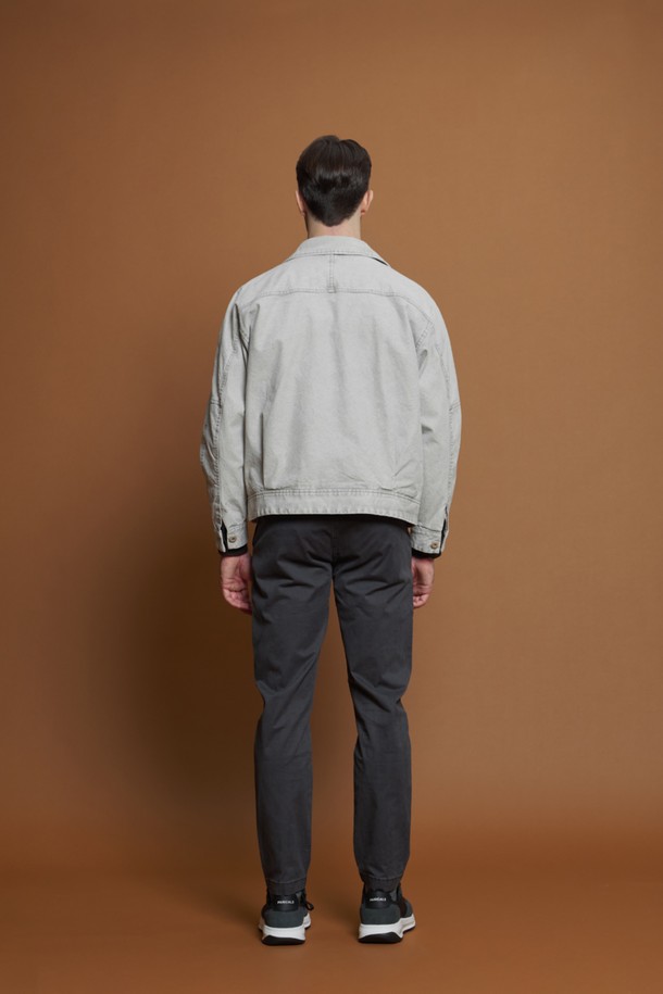 블리치 워싱 데님 재킷 M-QCJP55는 남성용 데님 재킷입니다. 캐주얼과 베이직 스타일을 추구하는 분들께 적합하며, 봄, 가을에 착용하기 좋습니다. 부드러운 촉감의 면 소재로 제작되었으며, 레귤러 핏에 긴 소매 기장입니다. 블리치 워싱 처리된 그레이 컬러와 단정한 카라, 가슴 및 측면 포켓 디테일이 특징입니다. 데이트룩, 쇼핑룩 등 다양한 TPO에 활용 가능하며, 캐주얼부터 미니멀 스타일까지 연출할 수 있습니다.
