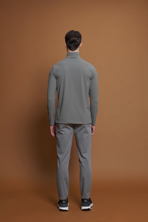 "에센셜 츄잉 반목 티셔츠 D-QTEE56"은 미니멀하고 베이직한 스타일의 공용 반목 티셔츠입니다. 다크그레이, 라이트그레이, 아이보리 세 가지 색상으로 출시되었으며, 가을/겨울 시즌에 적합합니다. 슬림핏에 두꺼운 두께감으로 제작되어 보온성을 높였으며, 부드러운 촉감과 신축성을 제공합니다. 데일리룩, 집콕룩, 출근룩 등 다양한 TPO에 활용 가능하며, 이너웨어 또는 단독 착용, 레이어링 모두 용이합니다. 나일론과 스판 소재 혼방으로 제작되어 편안한 착용감을 선사합니다.
