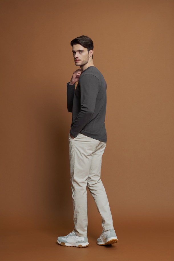 베이직 라운드 티셔츠 D-QTEE55는 남성을 위한 데일리 상의입니다. 아이보리, 그레이, 블랙, 차콜 네 가지 색상으로 출시되었으며, 간절기와 겨울에도 착용 가능한 긴소매 디자인입니다. 면 소재로 제작되어 부드러운 촉감을 자랑하며, 레귤러슬림핏으로 제작되어 편안한 착용감을 선사합니다. 베이직 스타일의 라운드넥 티셔츠로, V 스티치 패턴이 은은한 포인트를 더합니다. 신축성이 좋아 다양한 스타일의 아이템과 매치하여 미니멀, 클래식, 캐주얼 룩을 연출할 수 있습니다.
