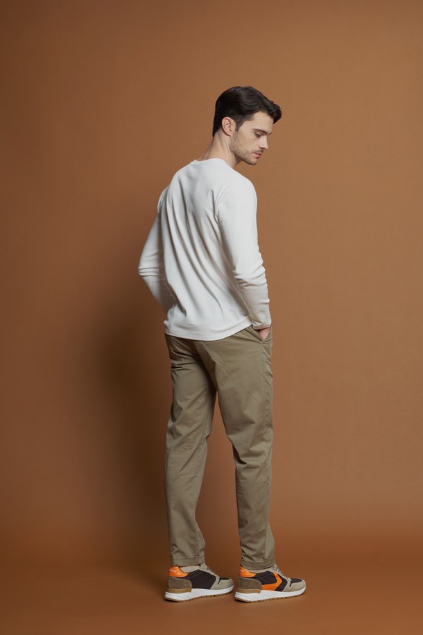 베이직 라운드 티셔츠 D-QTEE55는 남성을 위한 데일리웨어로, 미니멀, 클래식, 캐주얼 스타일을 추구하는 분들께 적합합니다. 아이보리, 그레이, 블랙, 차콜 4가지 색상으로 출시되었으며, 여름, 간절기, 겨울까지 활용 가능합니다. 면 소재의 레귤러핏 긴소매 티셔츠로, 부드러운 촉감과 신축성, V 스티치 패턴이 특징입니다. 라운드넥 디자인으로 집콕룩, 출근룩 등 다양한 TPO에 단독 또는 레이어드하여 활용할 수 있습니다.
