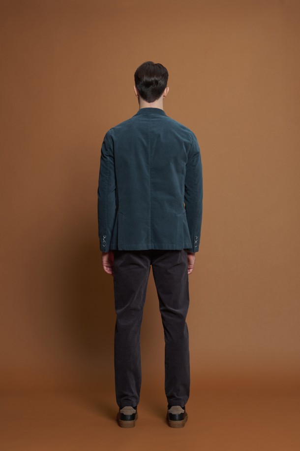 **슬림핏 벨벳 재킷 D-QCJK50**은 남성분들을 위한 클래식하고 베이직한 스타일의 블레이저입니다. 부드러운 촉감의 면, 스판덱스 혼방 소재로 제작되어 간절기부터 여름까지 시원하게 착용 가능하며, 슬림핏 디자인으로 세련된 실루엣을 연출합니다. 싱글 버튼 여밈 방식과 노치 라펠, 더블 벤트, 패치 포켓, 가슴 포켓 행거칩 디테일이 특징입니다. 출근룩, 비즈니스 캐주얼, 오피스룩 등 다양한 TPO에 맞춰 미니멀하고 시크한 스타일을 완성해보세요. 시원한 블루 컬러로 포인트를 더한 데일리 자켓입니다.
