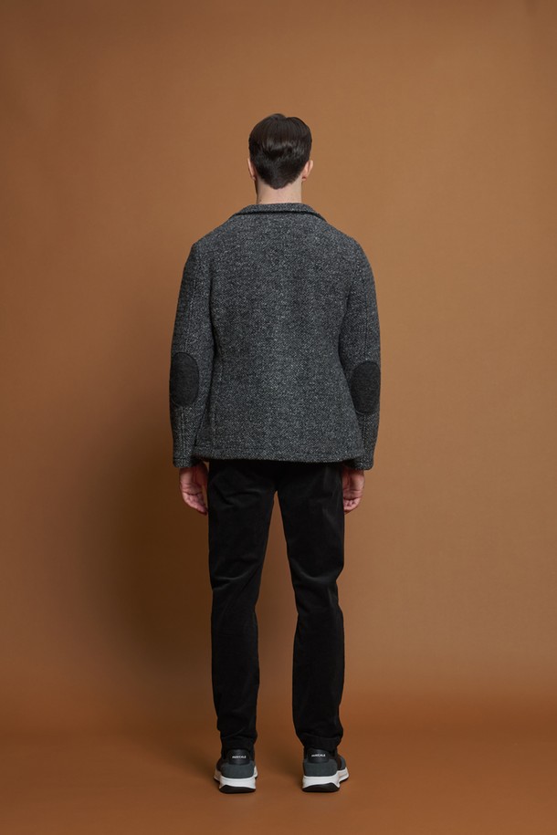 남성 울 혼방 니트 재킷 F-GNJK51은 간절기에 세련된 스타일을 연출할 수 있는 아우터입니다. 부드러운 감촉과 포근함을 선사하며, 클래식하고 세련된 무드를 자아냅니다. 노치 라펠과 엘보 패치가 돋보이는 디자인으로, 슬림핏에 투 버튼 여밈 방식이 특징입니다. 폴리에스터, 버진울, 면, 기타 섬유 혼방 소재로 제작되어 내구성이 뛰어나며, 비즈니스 캐주얼, 출근룩, 모임룩 등 다양한 TPO에 활용하기 좋습니다. 특히 엘보 배색 패치 디테일과 자연스러운 실루엣이 돋보이는 아이템입니다.
