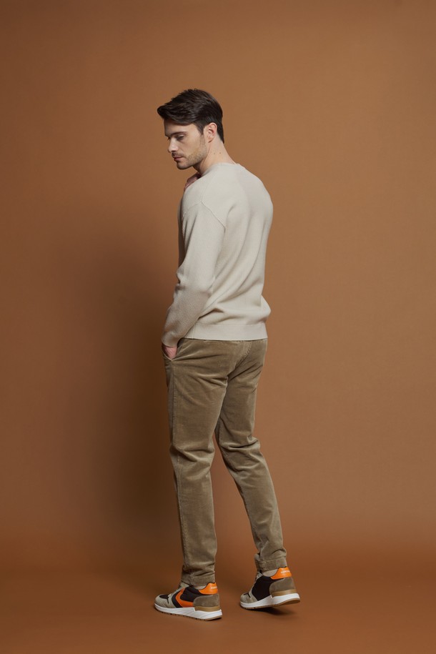 **레귤러슬림핏 코듀로이 팬츠 M-QCPT51**

부드러운 촉감과 두꺼운 두께감으로 따뜻함을 선사하는 남성용 코듀로이 팬츠입니다. 캐주얼과 클래식 스타일을 모두 소화할 수 있는 디자인으로, 일상생활에서 폭넓게 활용할 수 있습니다. 그레이, 네이비, 화이트, 베이지 4가지 컬러로 제공되어 다양한 상의와 매치하기 용이합니다. 면과 스판덱스 혼방 소재로 제작되어 편안한 착용감을 제공하며, 슬림핏과 레귤러핏 두 가지 스타일로 만나볼 수 있습니다. 앞, 뒤 포켓 디자인과 뒷주머니 봉제 제거가 가능한 디테일이 돋보이는 긴바지입니다.
