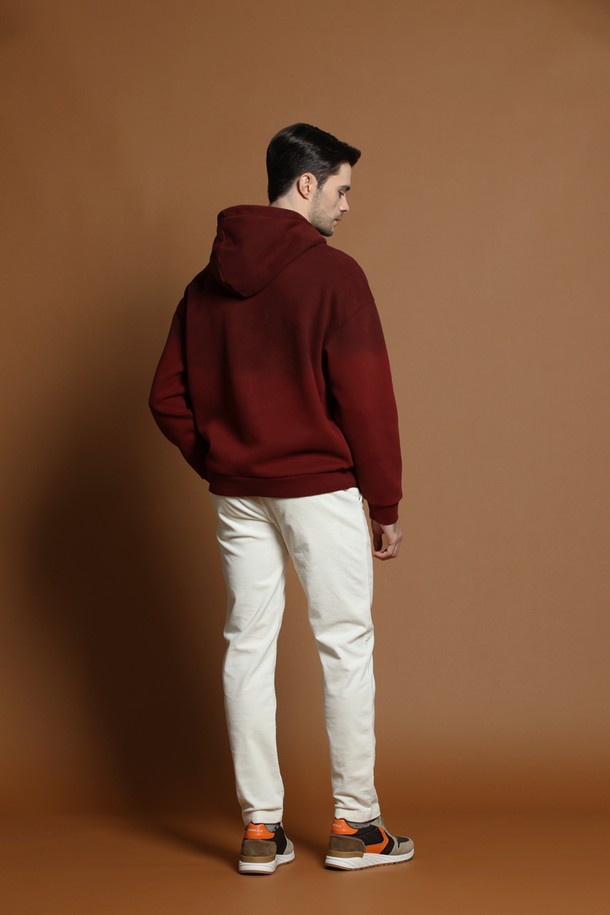 레귤러슬림핏 코듀로이 팬츠 M-QCPT51는 남성용 바지로, 가을과 겨울에 따뜻하게 입을 수 있습니다. 부드러운 촉감의 화이트 컬러 코듀로이 소재로 제작되어 캐주얼하고 베이직한 스타일을 연출합니다. 레귤러핏과 슬림핏을 결합하여 편안하면서도 세련된 핏을 제공하며, 일자 실루엣으로 깔끔하게 떨어집니다. 두께감이 있어 겨울철에도 따뜻하게 착용 가능하며, 다양한 상의와 매치하여 미니멀, 클래식 스타일을 연출하기 좋습니다.
