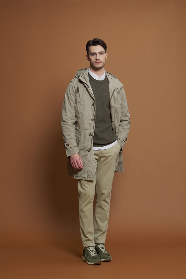 가먼트다잉 롱 후드 야상 M-QBBY50은 캐주얼하고 밀리터리한 무드를 동시에 연출하는 남성용 아우터입니다. 봄, 가을 간절기에 적합하며, 부드러운 면, 스판 혼방 소재로 제작되어 편안한 착용감을 선사합니다. 일체형 후드와 지퍼, 단추 이중 여밈으로 보온성을 높였으며, 레귤러 슬림핏으로 세련된 실루엣을 자랑합니다. 가먼트다잉 기법으로 자연스러운 얼룩과 색상 차이를 살려 워크웨어 스타일을 완성하며, 가을 나들이룩에 돋보이는 스타일을 더합니다. 
