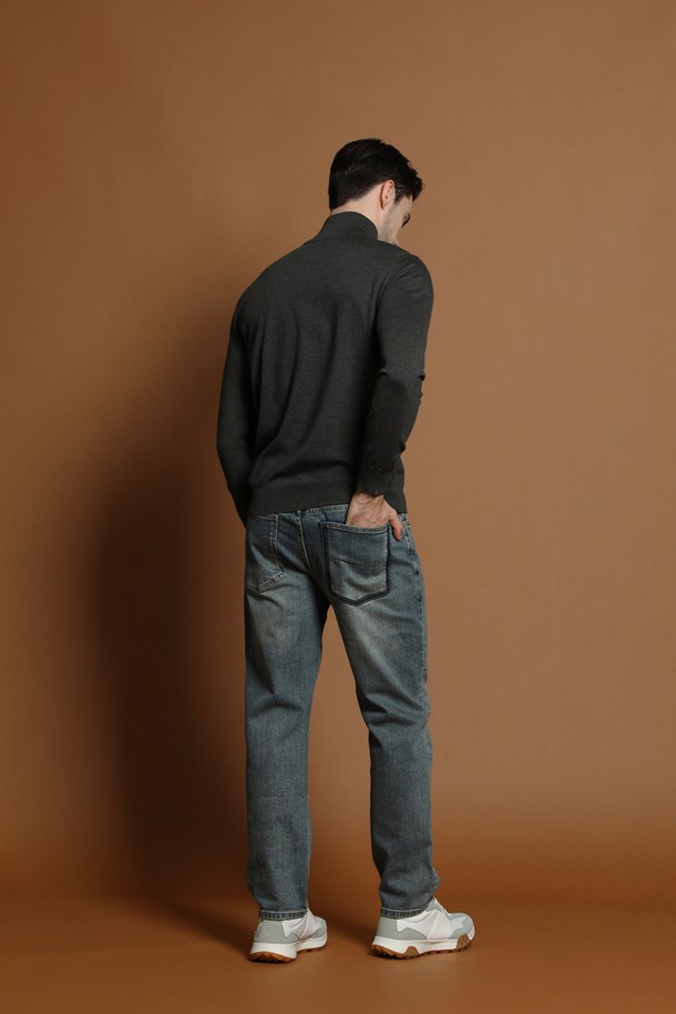 릴렉스핏 베이직 데님 팬츠 M-QJEAN51은 남성을 위한 베이직한 디자인의 데님 팬츠입니다. 봄, 가을 계절에 착용하기 좋으며, 릴랙스핏으로 편안한 착용감을 선사합니다. 캐주얼, 미니멀, 클래식 스타일을 모두 아우르며, 출근룩과 데이트룩 등 다양한 TPO에 활용할 수 있습니다. 무지 패턴의 긴 기장 데님 팬츠로, 데일리룩에 활용하기 좋은 아이템입니다.
