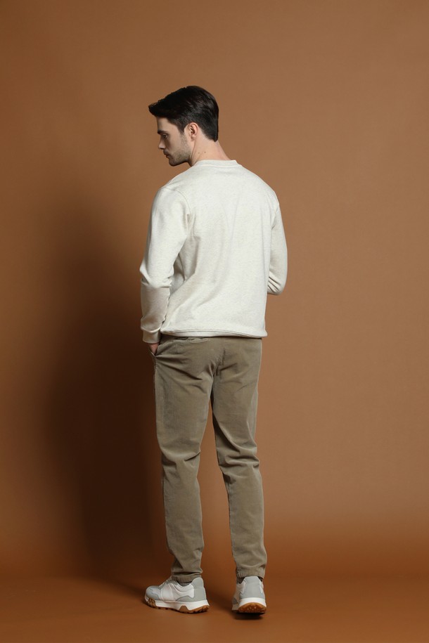 아이보리 컬러의 남성용 로고 프린트 스웨트셔츠 D-QTEE57입니다. 캐주얼, 미니멀 스타일로 출근룩, 캠핑룩에 활용하기 좋습니다. 면 소재로 제작되어 부드러운 촉감을 선사하며, 봄, 가을, 겨울 모두 착용 가능한 두꺼운 두께감의 긴소매 레귤러핏 제품입니다. 라운드넥 디자인에 로고 프린트가 돋보이는 베이직한 디자인으로, 다양한 스타일 연출에 용이합니다.
