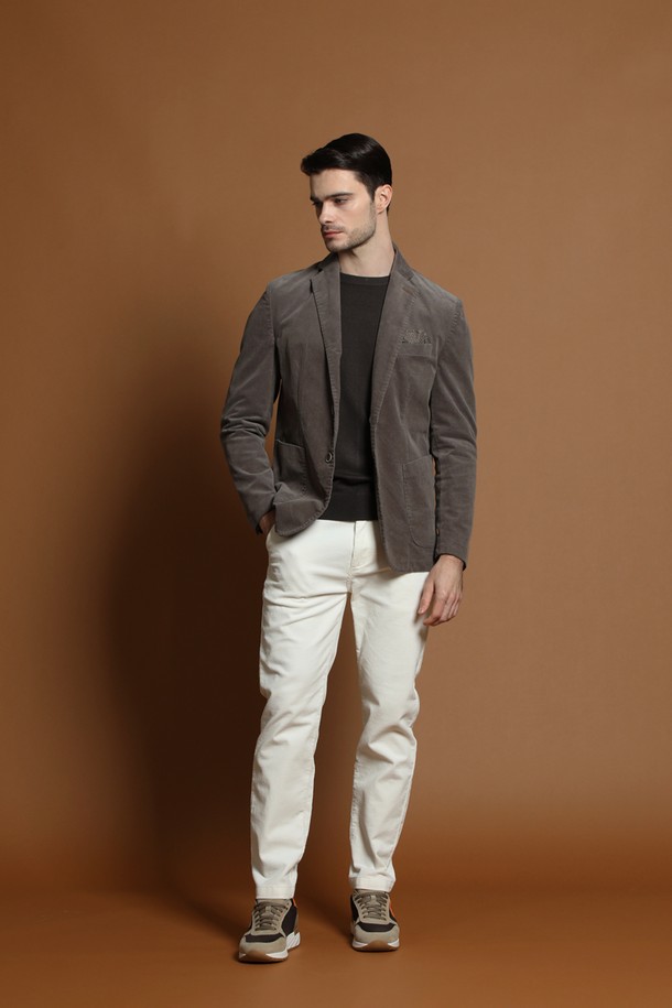 **슬림핏 코듀로이 재킷 D-QCJK51**

가을과 겨울, 당신의 품격을 높여줄 남성용 슬림핏 코듀로이 재킷입니다. 부드러운 촉감의 두꺼운 코듀로이 소재로 제작되어 따뜻함과 편안함을 선사합니다. 브라운과 그레이 두 가지 색상으로 출시되어, 어떤 룩에도 자연스럽게 어울립니다. 테일러드 칼라와 싱글 버튼 여밈, 그리고 포켓 디테일이 클래식하고 베이직한 디자인을 완성합니다. 비즈니스 캐주얼, 출근룩, 모임룩 등 다양한 TPO에 활용하여 미니멀하고 시크한 스타일을 연출해보세요.
