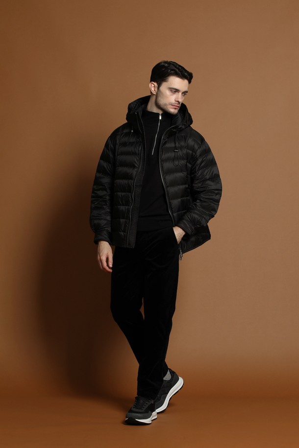 경량 덕다운 후드 재킷 M-QCJP58은 겨울철 넉넉한 보온성을 제공하는 남성용 패딩 재킷입니다. 일상 및 여행 등 다양한 TPO에 활용 가능하며, 캐주얼, 스포티, 미니멀 스타일을 소화합니다. 부드러운 촉감의 나일론 소재와 두꺼운 두께, 경량 설계로 편안한 착용감을 선사합니다. 무지 디자인의 블랙 컬러로 어떤 옷에도 쉽게 매치할 수 있으며, 레귤러핏과 집업 여밈 방식으로 활동성을 높였습니다. 후드 디테일과 긴 소매 기장으로 한겨울 추위에도 따뜻하게 몸을 보호합니다.
