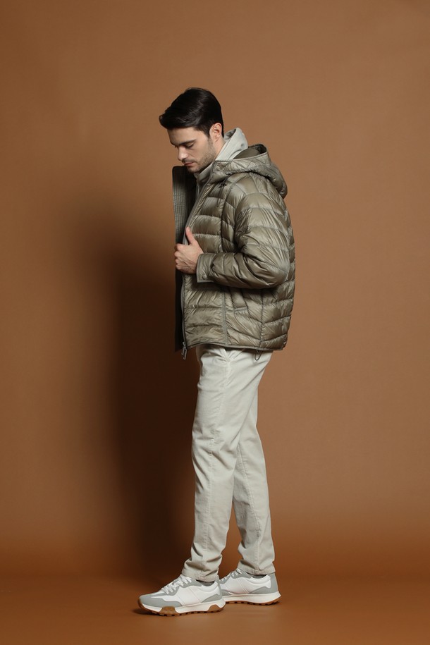 남성용 경량 덕다운 후드 재킷 M-QCJP58입니다. 베이지와 카키 두 가지 색상으로 출시되었으며, 가을, 겨울철 일상 및 캐주얼 출근룩에 적합합니다. 가볍고 따뜻한 덕다운 충전재와 부드러운 나일론 소재를 사용하여 편안한 착용감을 제공합니다. 레귤러핏에 집업 스타일로 간편하게 입고 벗을 수 있으며, 무지 디자인으로 다양한 룩에 활용하기 좋습니다. 두꺼운 두께감으로 보온성을 높였으며, 후드가 있어 더욱 실용적입니다.

