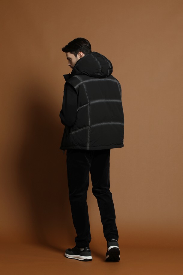 블랙 컬러의 남성용 후드 다운 베스트 M-QCJP59입니다. 겨울철 캐주얼 및 스포티 스타일을 연출하기에 적합하며, 레귤러 핏으로 편안하게 착용할 수 있습니다. 퀼팅 디자인과 후드가 특징이며, 두꺼운 두께감과 부드러운 촉감으로 따뜻함을 선사합니다. 민소매 디자인으로 활동성을 높였으며, 나일론 소재를 사용하여 내구성을 강화했습니다. 집업 형식으로 간편하게 착용 가능하며, 일상에서 폭넓게 활용할 수 있습니다.
