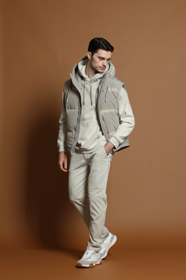 남성용 후드 다운 베스트 M-QCJP59는 겨울철 일상과 캠핑룩에 적합한 아이템입니다. 부드러운 촉감의 나일론 소재와 두꺼운 두께감으로 따뜻함을 제공하며, 캐주얼, 스포티, 미니멀 스타일을 연출하기 좋습니다. 무지 디자인의 그레이 컬러에 레귤러 핏으로 제작되어 편안한 착용감을 선사합니다. 집업 방식과 후드 탈부착 기능으로 실용성을 높인 패딩 베스트입니다.
